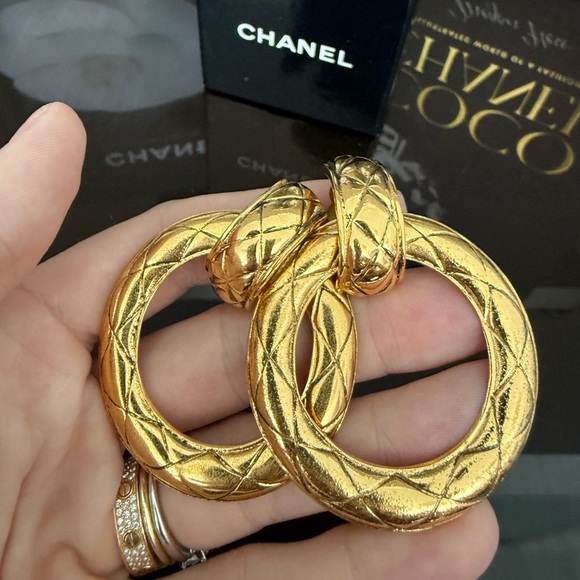 LOT 2137 24K gold plated CHANEL vintage clip on earrings - Picture 4 of 15